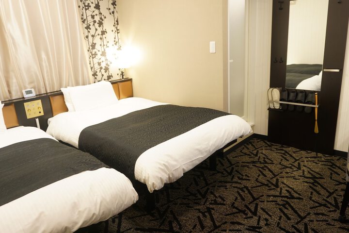 Room 8 of 37