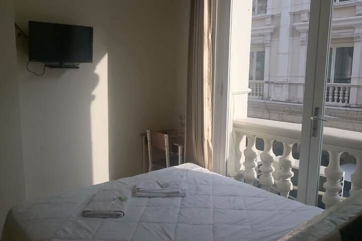 Room 8 of 32