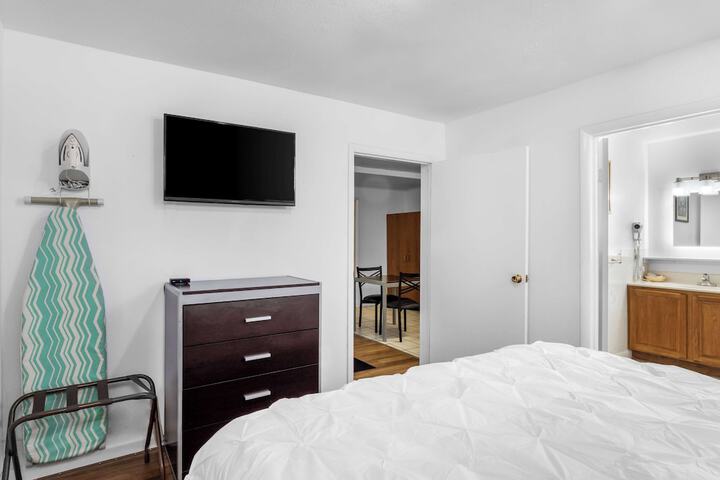 1 King Bed (2 of 18)