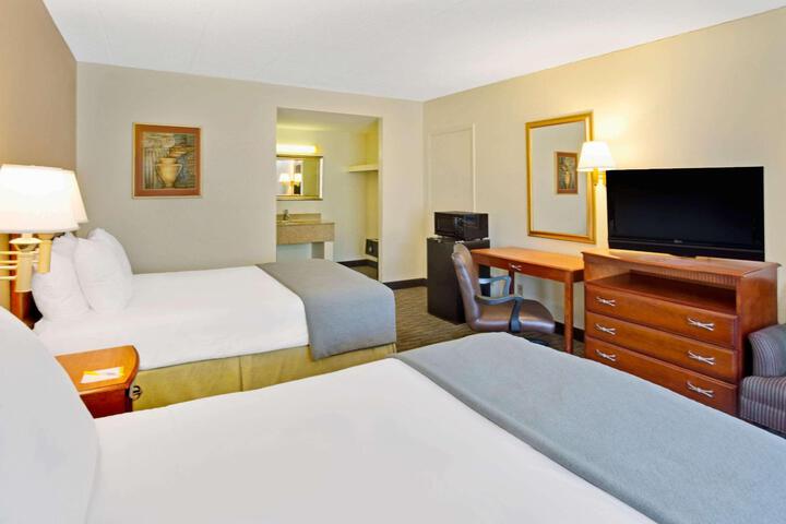 2 Double Beds (1 of 5)