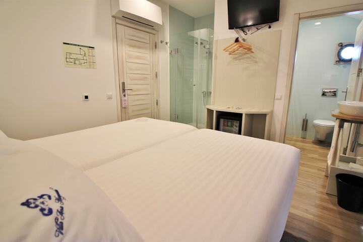 Room 33 of 53