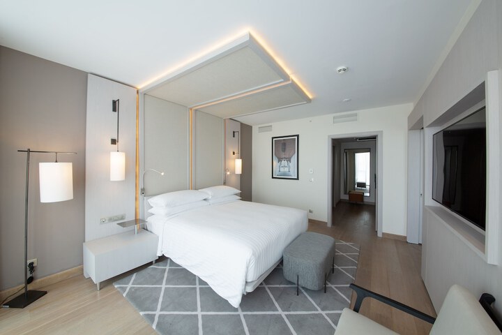 Room 7 of 102