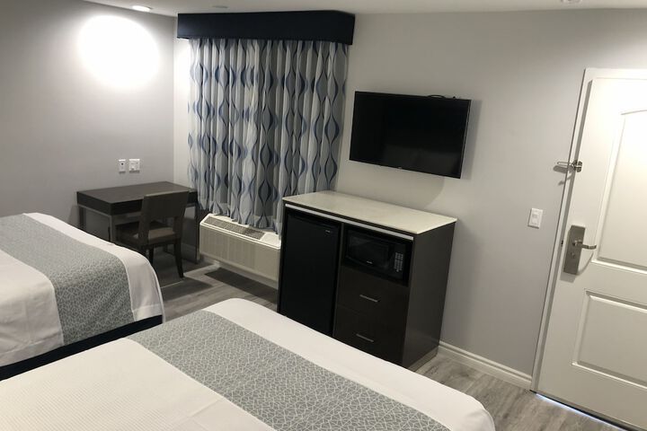 1 Queen Bed (8 of 17)