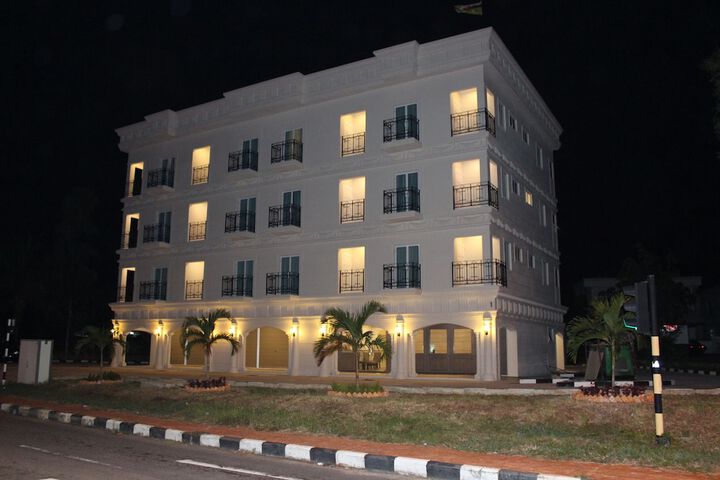 Exterior of Venice Lodge Hotel