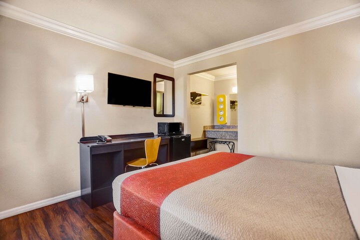 Room 4 of 24