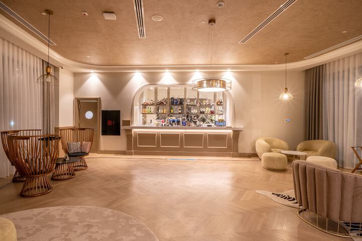 Lounge 202 of 251