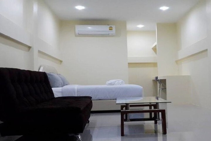 Room 5 of 28
