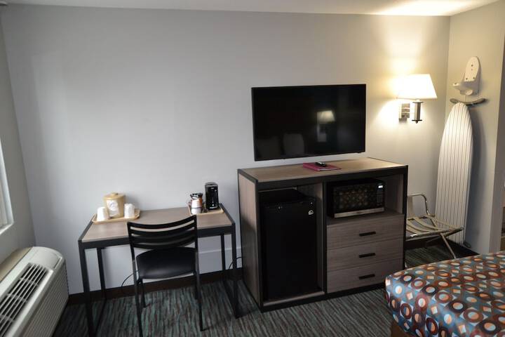 1 Queen Bed (8 of 16)