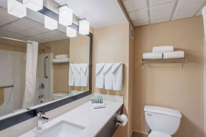 1 King Accessible Bathtub Sofa Bed Microwave, Refrigerator No Pets Allowed Full Breakfast (17 of 21)