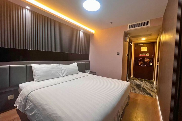 Room 8 of 19