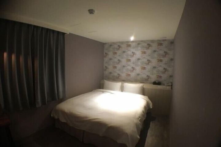 Room 16 of 50