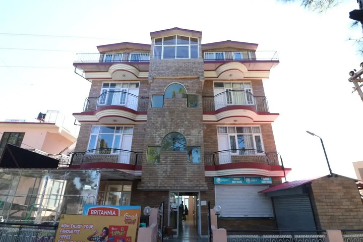 OYO 27694 Moksh Hotel