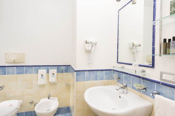 Room 25 of 162