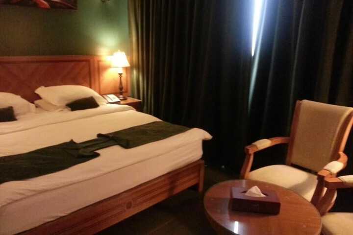 Room 16 of 38