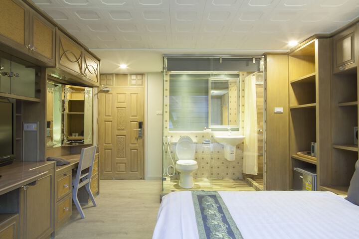Room 21 of 32