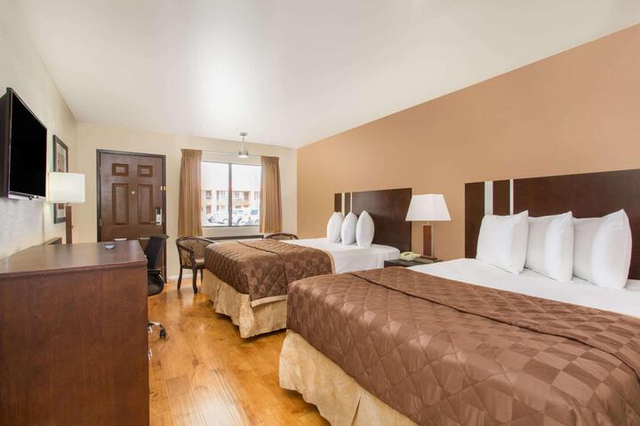 2 Queen Beds (2 of 7)
