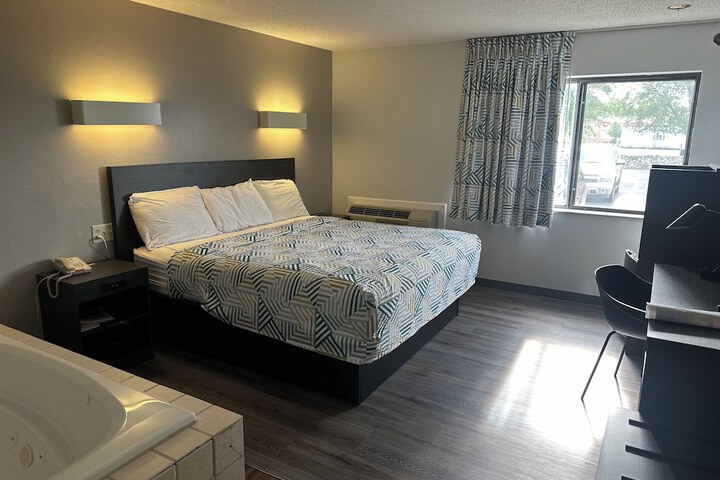 1 King Bed (1 of 13)