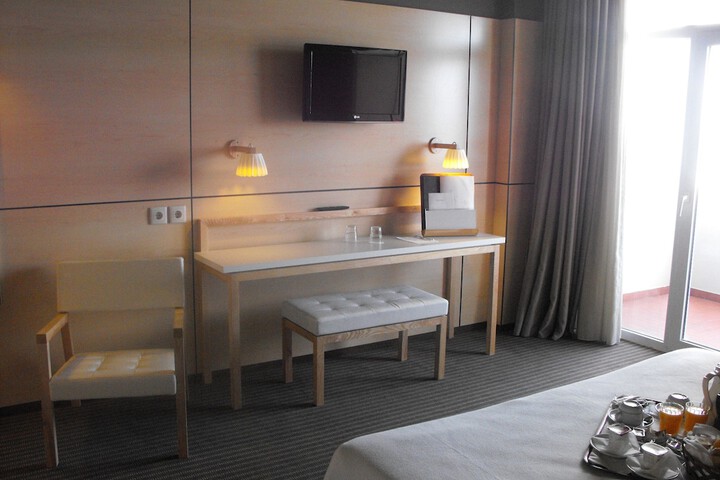 Room 12 of 100