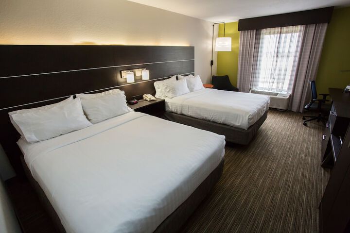 2 Queen Beds (13 of 17)