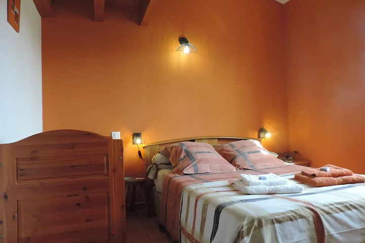 Room 4 of 16