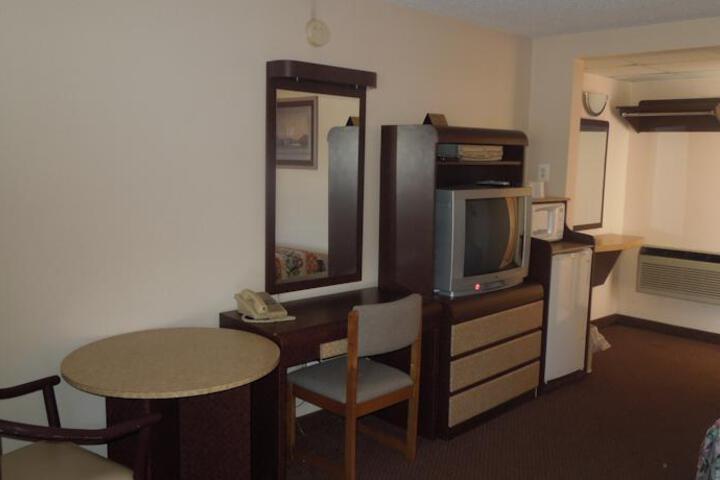 WHITE GABLES MOTEL