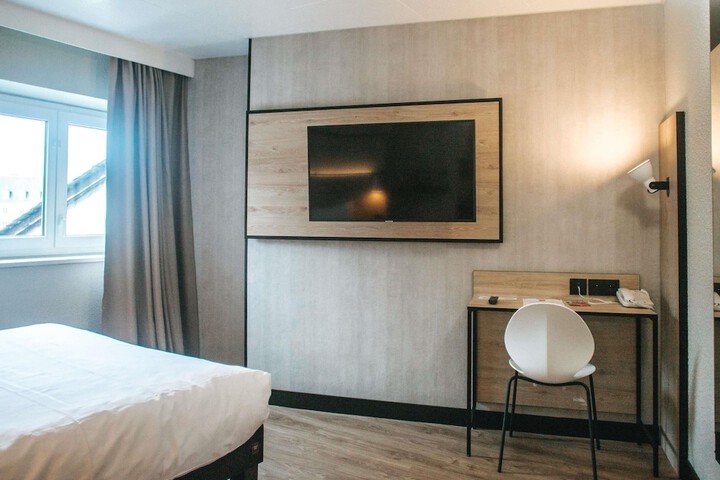 Room 9 of 92