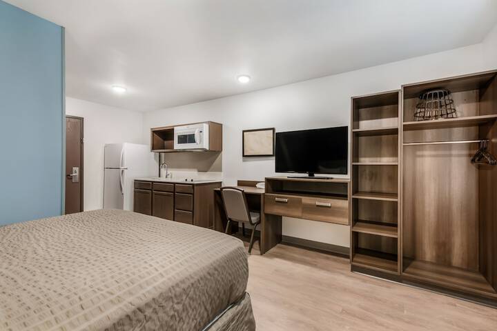1 Queen Bed (6 of 17)