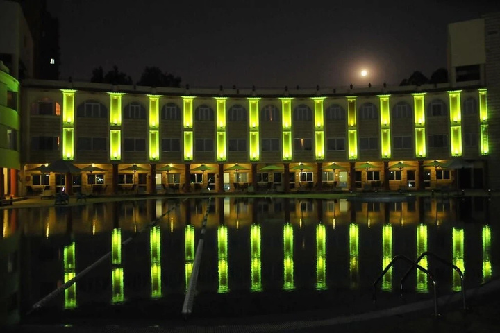 Exterior of New Lamar Hotel
