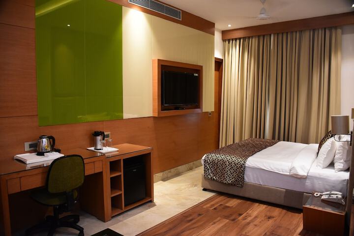 Room 4 of 8