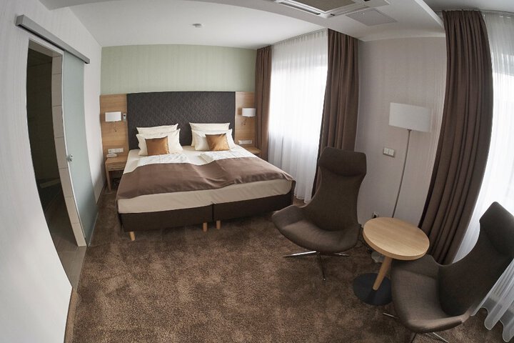Room 5 of 9