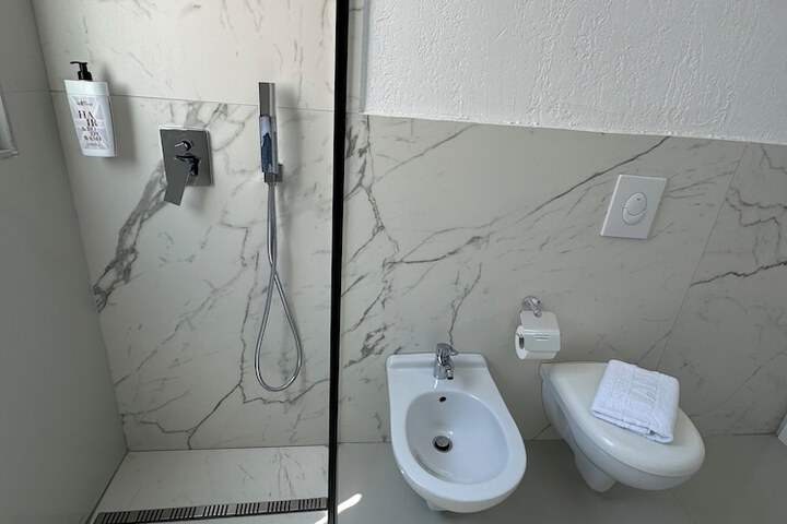 Room 165 of 191