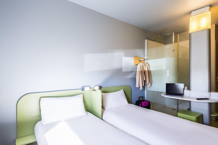Room 10 of 27