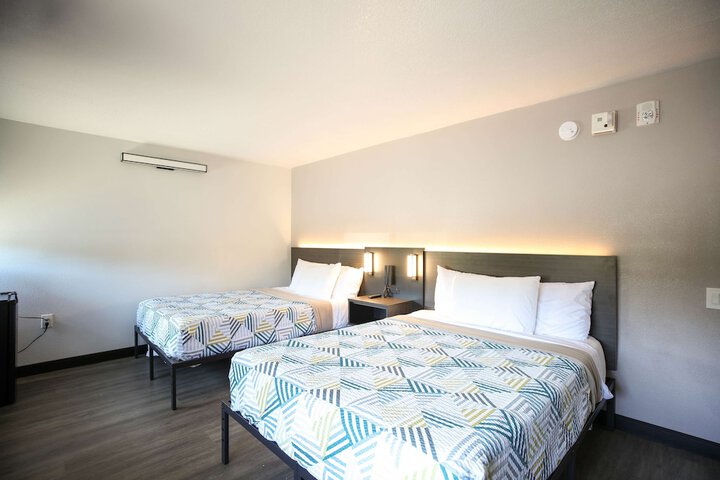 Double Accessible Queen Size Bed (10 of 10)