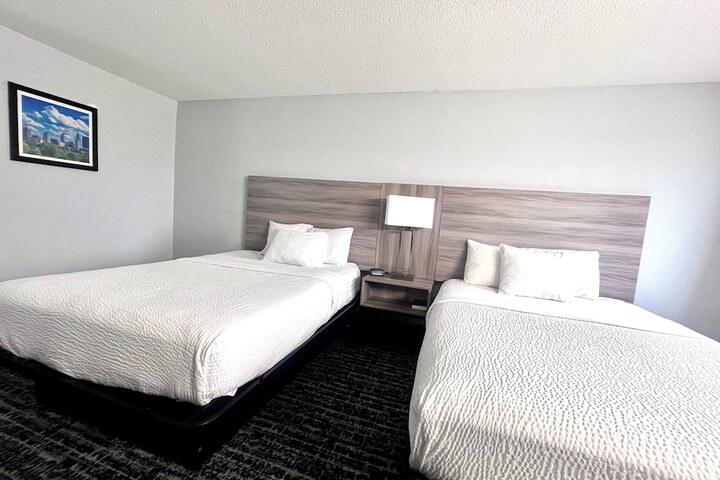 2 Queen Beds (16 of 19)