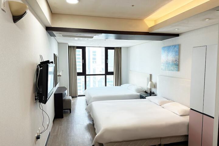 Room 25 of 77