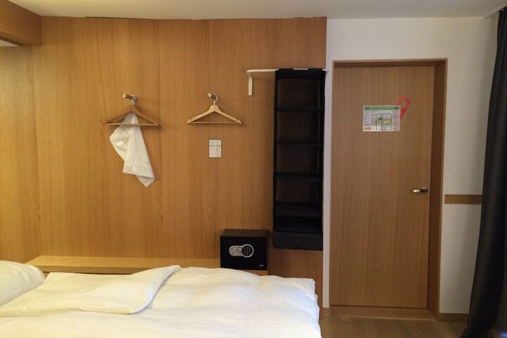 Room 28 of 60