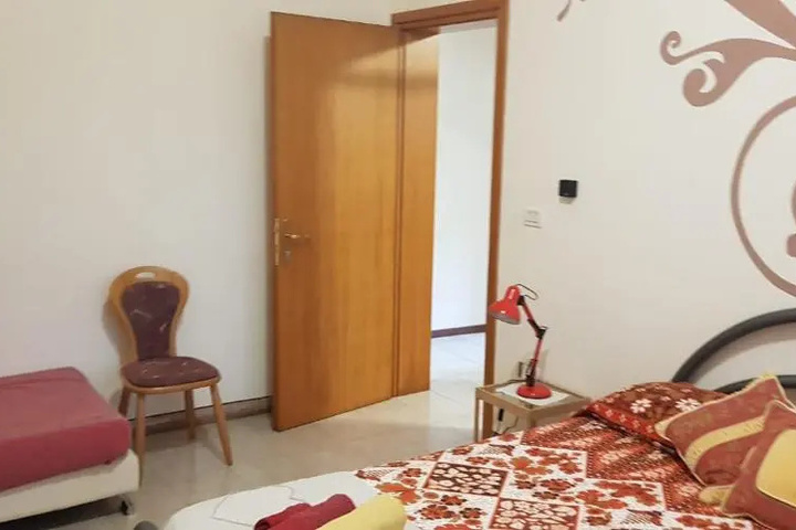 Room 2 of 10