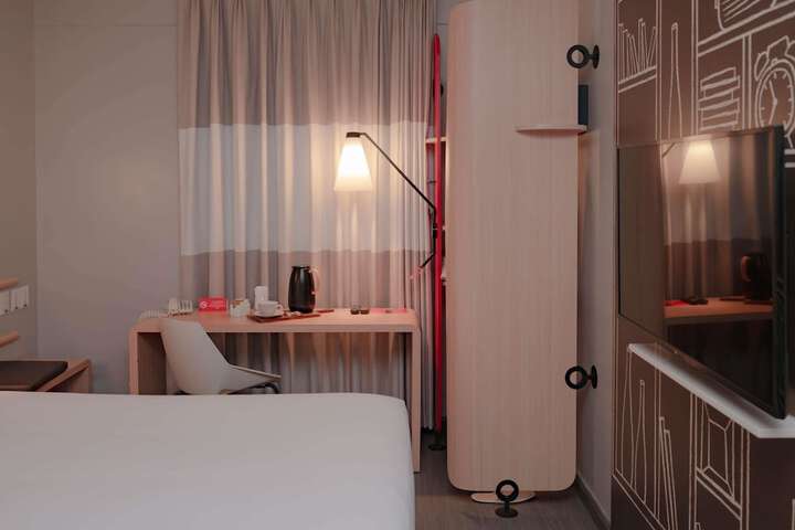 Room 16 of 118