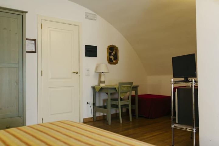 Room 27 of 83