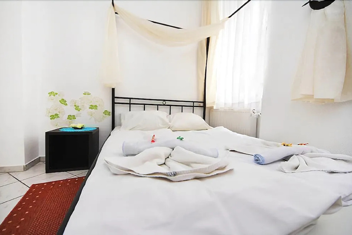 Room 5 of 9