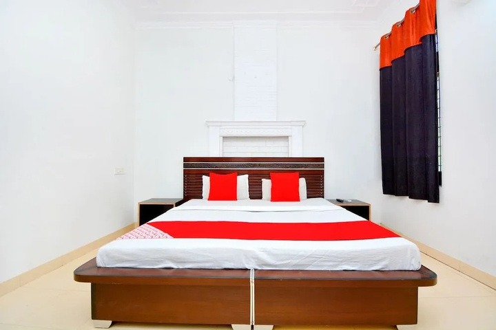 Room 5 of 16