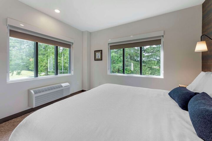 1 King Bed (3 of 17)