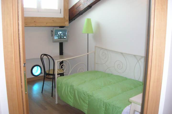 Room 17 of 36
