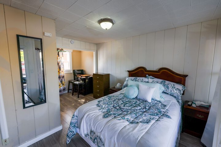Room 4 of 16