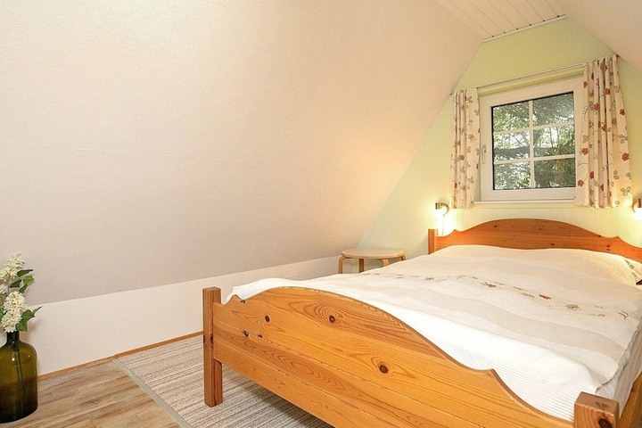Room 5 of 12