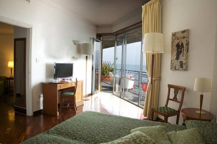 Room 7 of 32