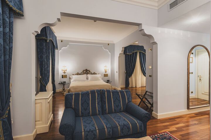 Room 102 of 181