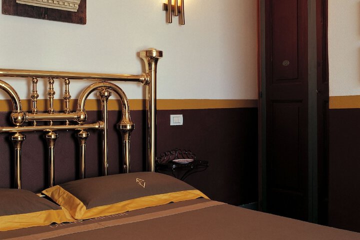 Room 11 of 33