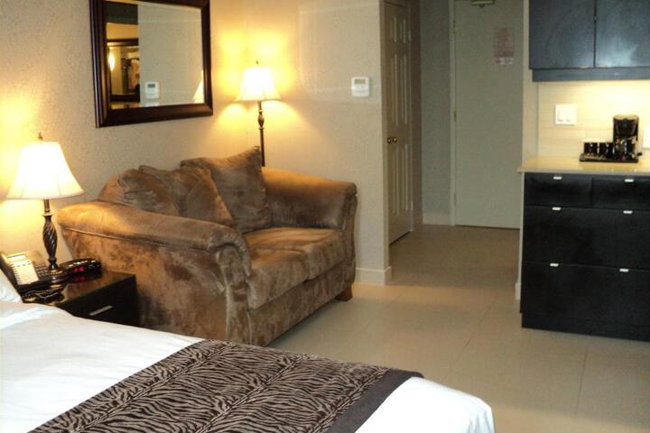 1 Queen Bed (3 of 17)