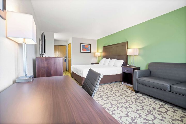 1 King Bed Microwave and Refrigerator Flat Screen Television High Speed Internet Accessible Coffee Maker Iron and Ironing Board Full Breakfast (12 of 12)